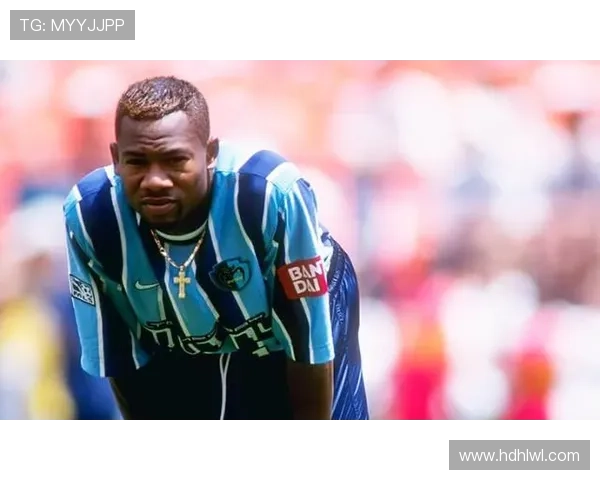 足球明星的夸张画作展现了他们在绿茵场上的传奇风采与个性魅力